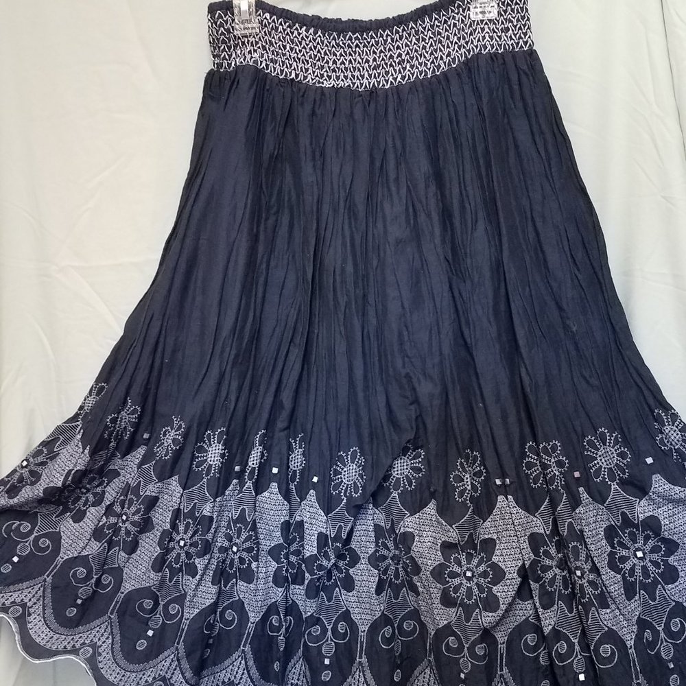 🍁Flare skirt with exquisite embroidery print.